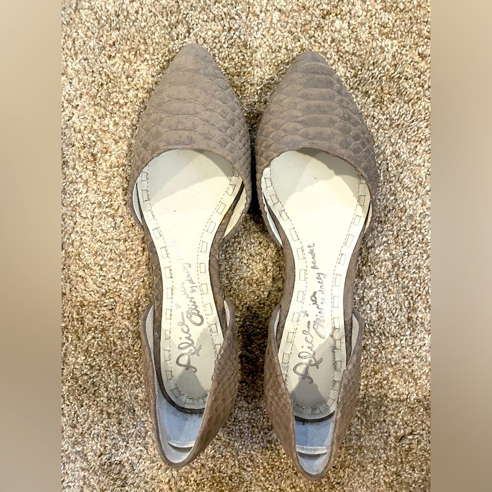 Alice + Olivia gray textured flats size 36.5 NEVER WORN
